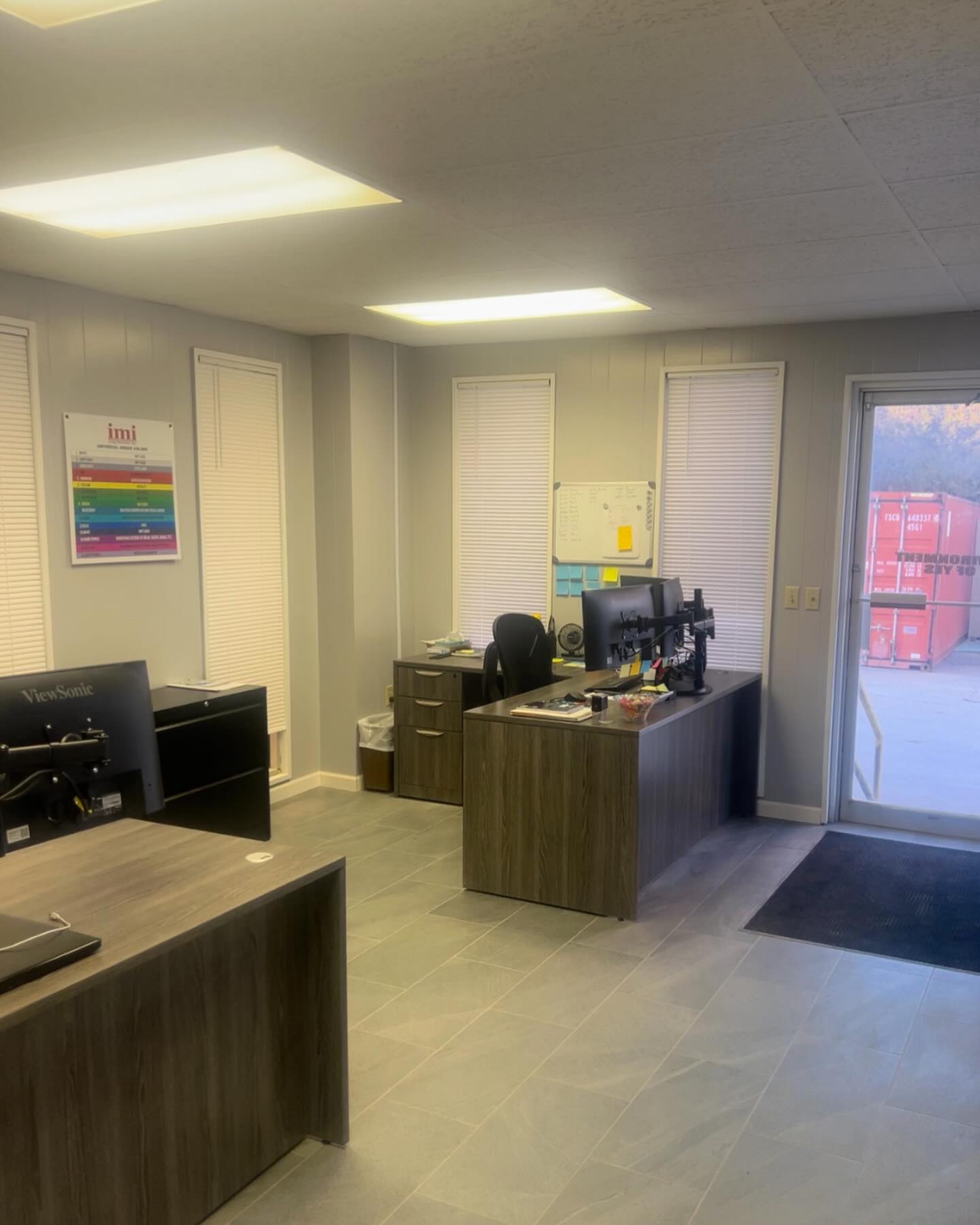Red 1 Offices and Corporate Buildings Cleaning Services An empty clean office space area of a business.